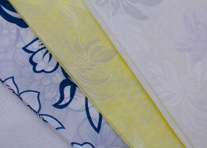 ขายส่งลายดอกไม้ฐานสีขาวพิมพ์ผ้าโพลีเอสเตอร์ pongee tricot สำหรับป้องกันที่นอน